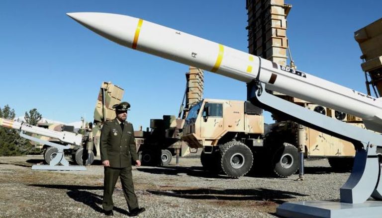 وزير الدفاع الإيراني يسير بالقرب من صاروخ إيراني