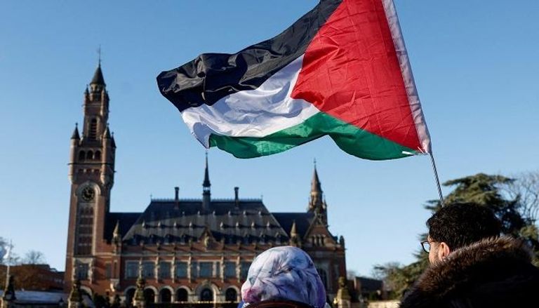 مظاهرة مؤيدة للفلسطينيين أمام مقر محكمة العدل الدولية - رويترز