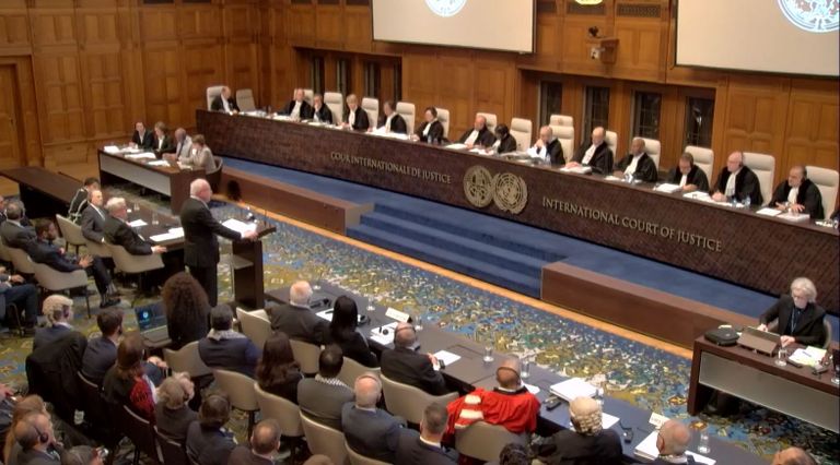 جانب من جلسة اليوم مظاهرة مؤيدة للفلسطينيين أمام مقر محكمة العدل الدولية - رويترز