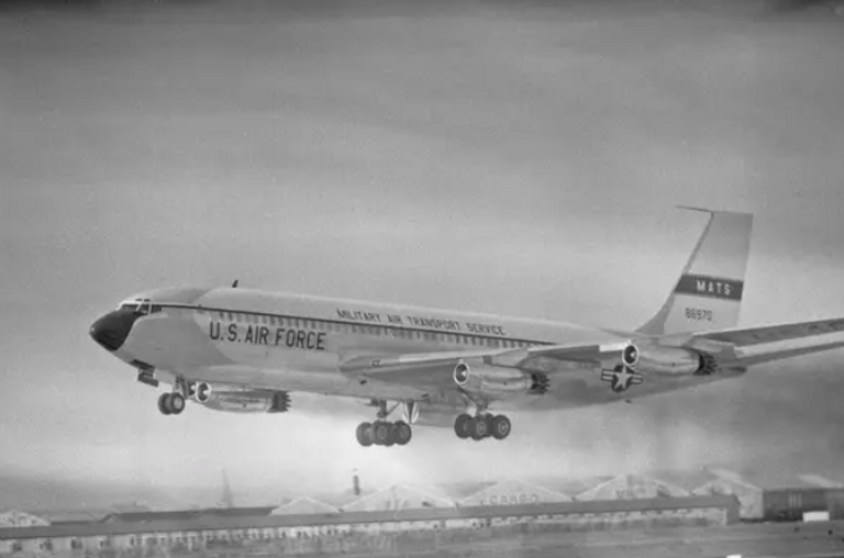 بايدن خلال اجتماع على متن الطائرة الرئاسية