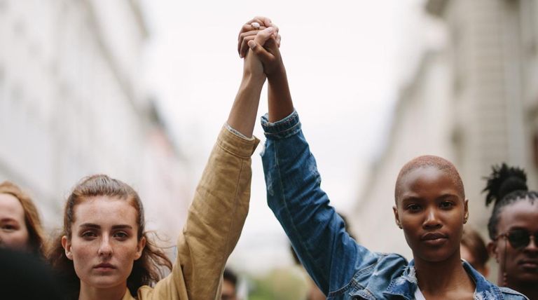 أشخاص يطالبون بتحقيق العدالة الاجتماعية- أرشيفية