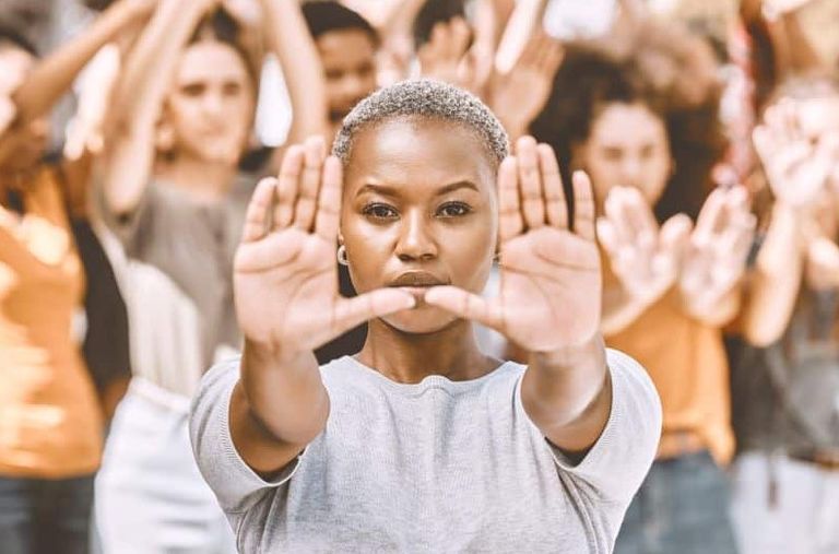 أشخاص يطالبون بتحقيق العدالة الاجتماعية- أرشيفية