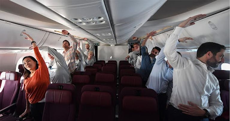 ممارسة بعض التمارين الرياضية وأنت جالس في مقعدك على متن الطائرة نصائح للسفر خلال شهر رمضان