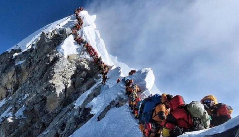 عدد زوار جبل إيفرست كل عام غير مستدام مما يزيد أعداد الوفيات والتلوث