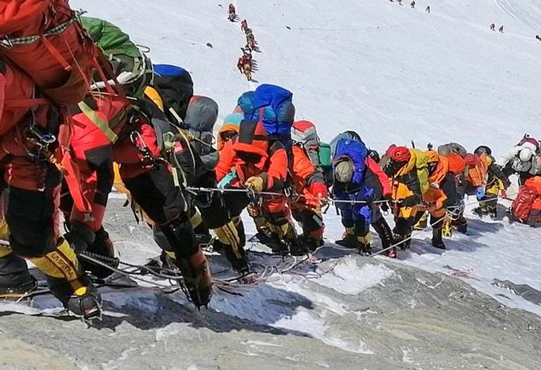 عدد زوار جبل إيفرست كل عام غير مستدام مما يزيد أعداد الوفيات والتلوث