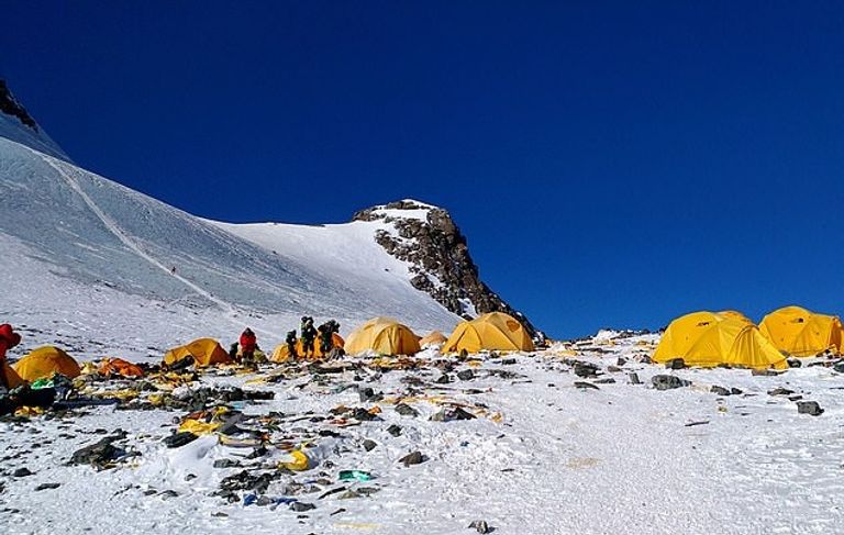 عدد زوار جبل إيفرست كل عام غير مستدام مما يزيد أعداد الوفيات والتلوث