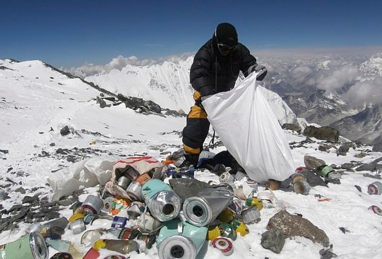 عدد زوار جبل إيفرست كل عام غير مستدام مما يزيد أعداد الوفيات والتلوث