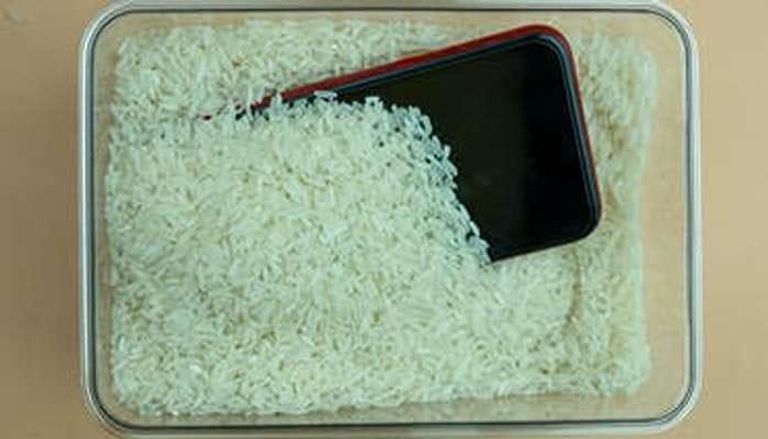 وضع الهاتف في الأرز - تعبيرية