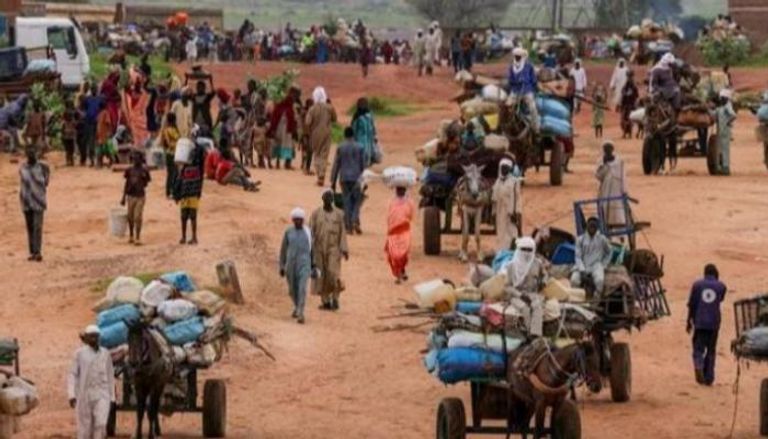 سودانيون يفرون من أماكن القتال - رويترز