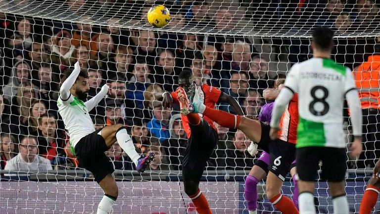 مباراة ليفربول ولوتون تاون - أرشيفية