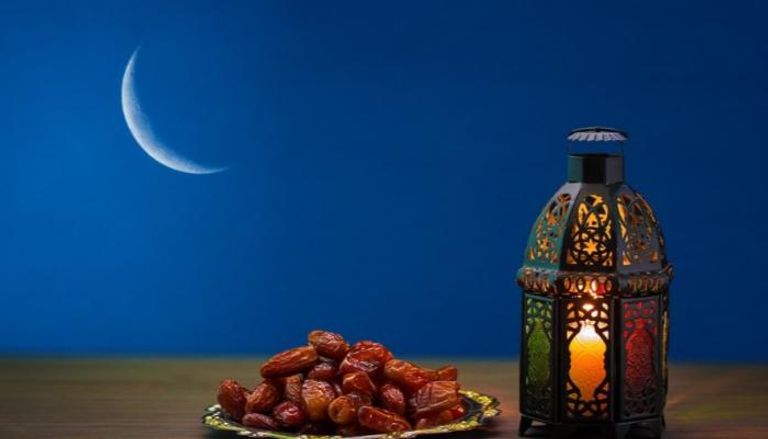 فانوس رمضان وبجواره التمر
