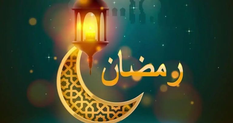 فانوس رمضان وبجواره التمر