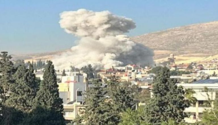 أعمدة من الدخان تتصاعد بعد ضربة سابقة على دمشق