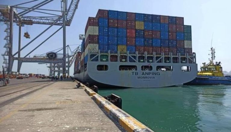 شاحنة الحاويات ترسو في ميناء عدن