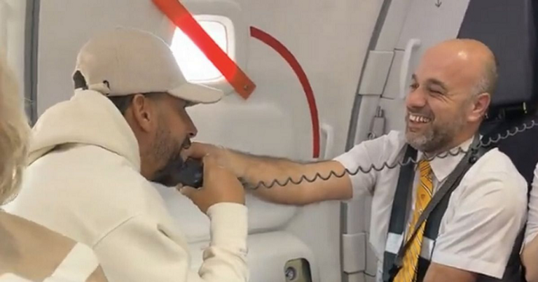 ريو فرديناند يتحدث لجمهور أرسنال بوكايو ساكا لاعب أرسنال الإنجليزي