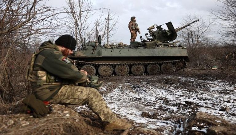 جنود من المدفعية الأوكرانية على جبهة الحرب
