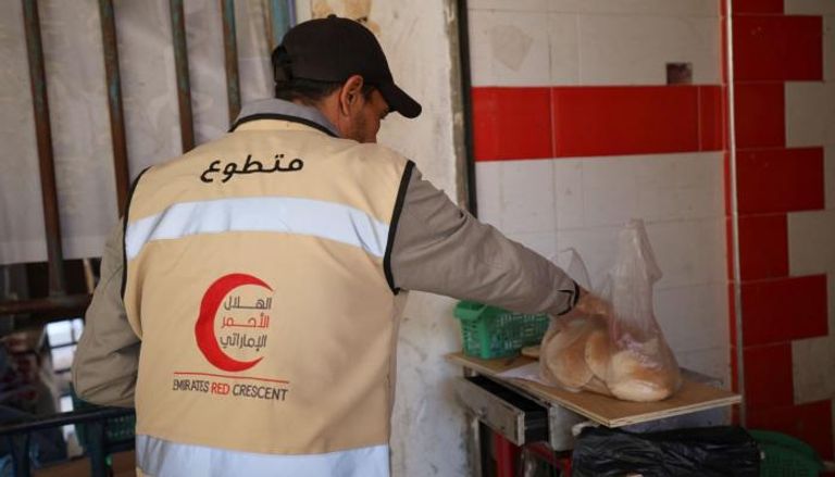 توزيع الخبز على أهالي غزة