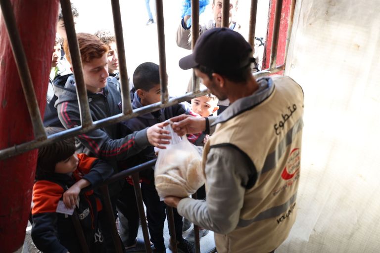 توزيع الخبز على أهالي غزة