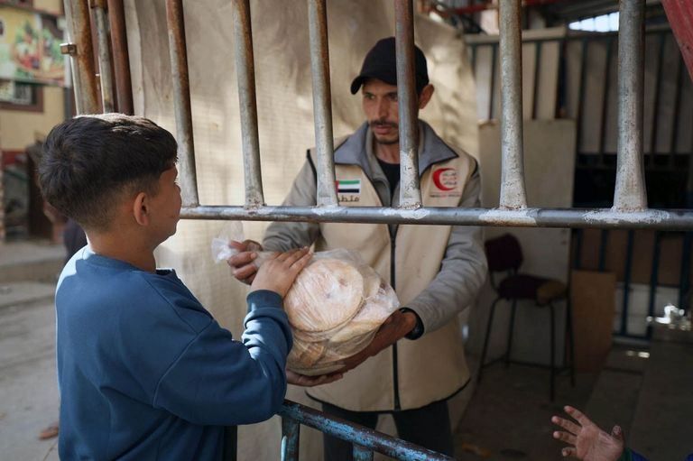 توزيع الخبز على أهالي غزة