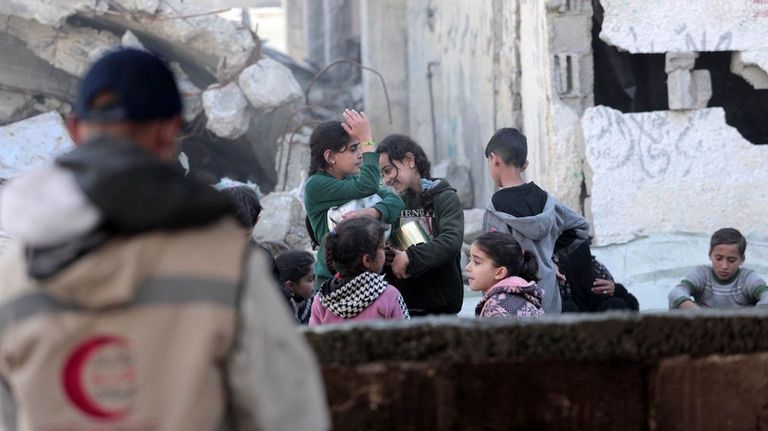 توزيع الخبز على أهالي غزة