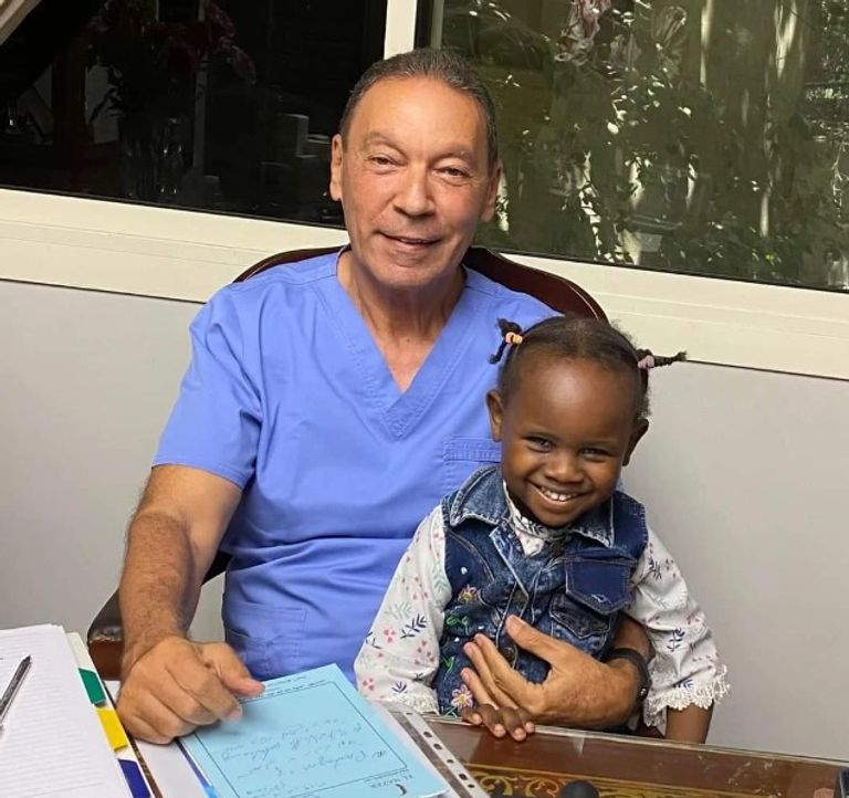 الدكتور هاني الناظر برفقة طفلة كان يعالجها الدكتور المصري الراحل هاني الناظر