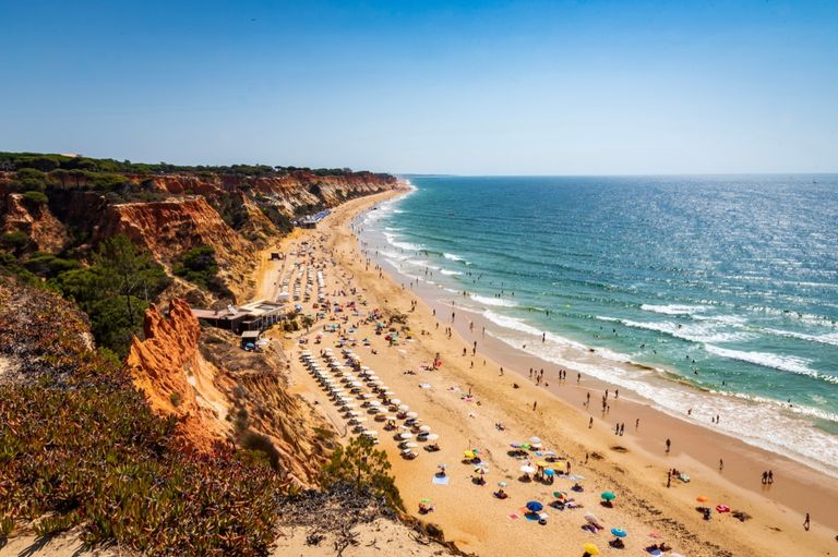 شاطئ  Praia da Falésia في البرتغال
