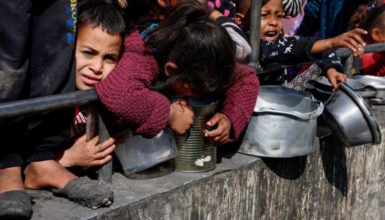 أطفال في غزة ينتظرون وجبة طعام نادرا ما يحصلون عليها