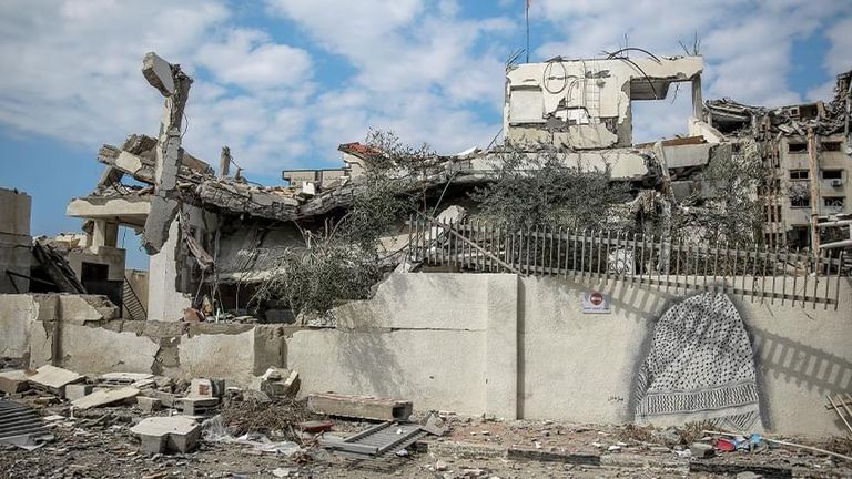جانب من الدمار بمنزل ياسر عرفات