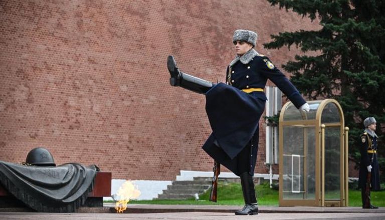 حرس الشرف الروسي يسير عند قبر الجندي المجهول في موسكو
