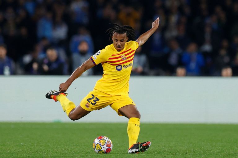 كوندي فيكتور أوسيمين في مباراة نابولي وبرشلونة