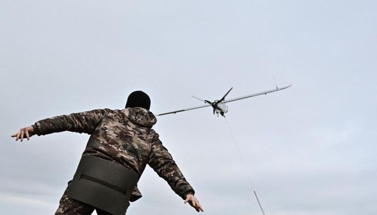 جندي أوكراني يطلق طائرة بدون طيار