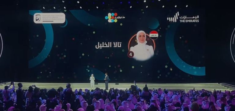 لحظة تكريم الشابة العراقية تالا الخليل