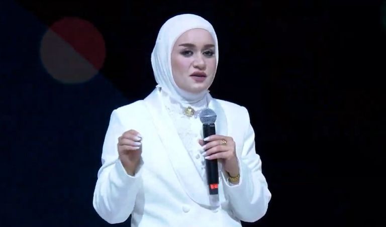 لحظة تسليم الشيخ محمد بن راشد آل مكتوم الجائزة لـ تاله الخليل