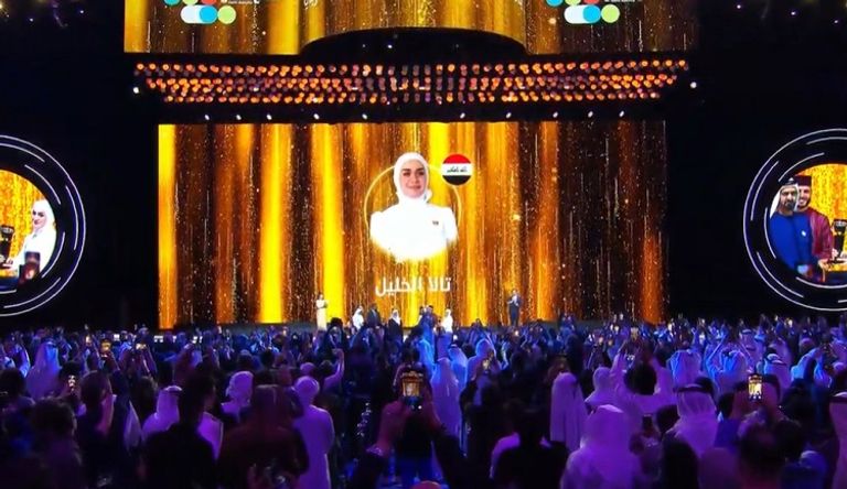 لحظة تسليم الشيخ محمد بن راشد آل مكتوم الجائزة لـ تاله الخليل