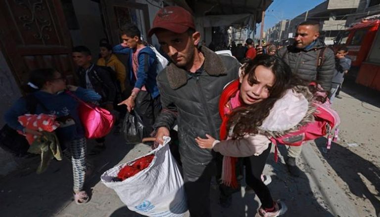 فلسطينيون يفرون من منازلهم مع ممتلكاتهم بعد القصف الإسرائيلي على رفح 