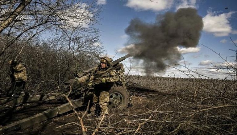 جندي أوكراني يطلق قذيفة مدفعية