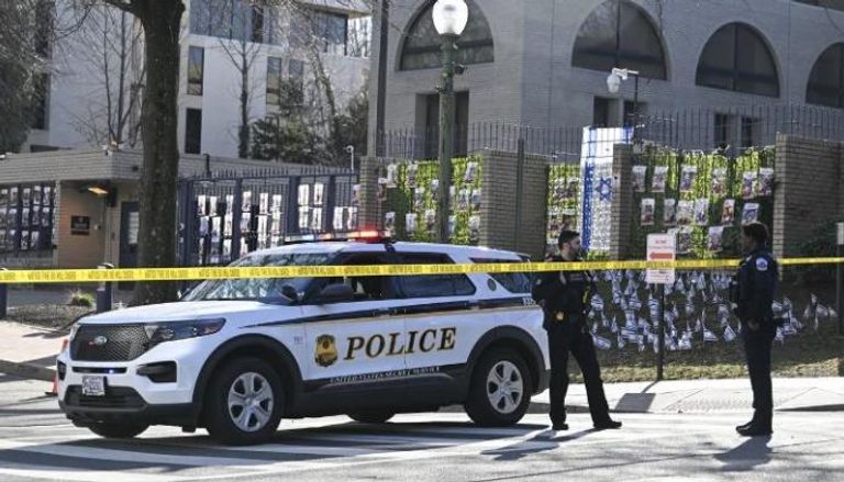 عناصر من الشرطة أمام السفارة الإسرائيلية في واشنطن