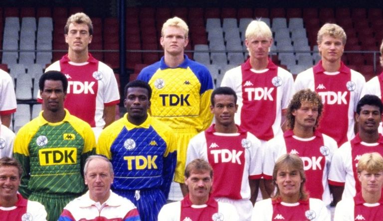 دينيس بيركامب بيركامب يطير على أرض الملعب