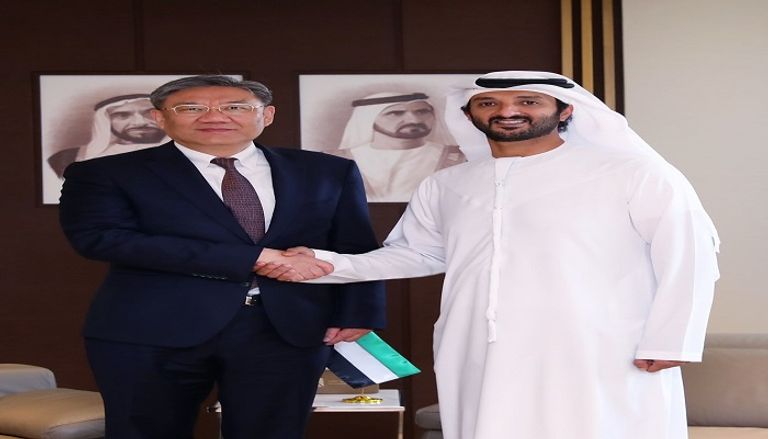 عبدالله بن طوق ووانغ ون تاو أثناء توقيع مذكرة التفاهم