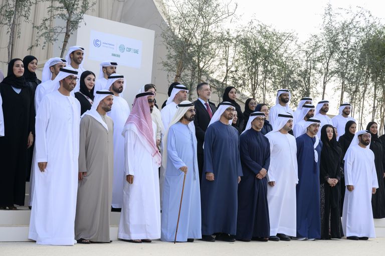 محمد بن زايد يكرم صُنّاع إنجازات COP28 جانب من تكريم صُنّاع إنجازات COP28