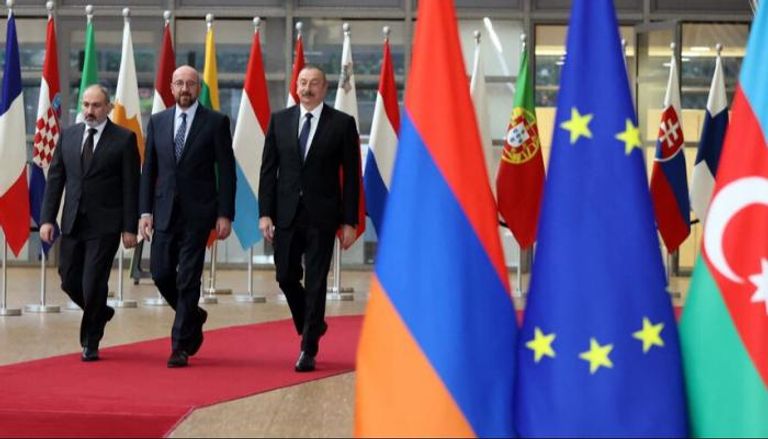 قائدا أذربيجان وأرمينيا يتوسطهما رئيس المجلس الأوروبي