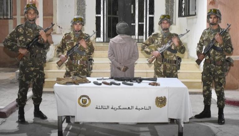 قوات الجيش مع أحد المضبوطين (وزارة الدفاع الجزائرية)