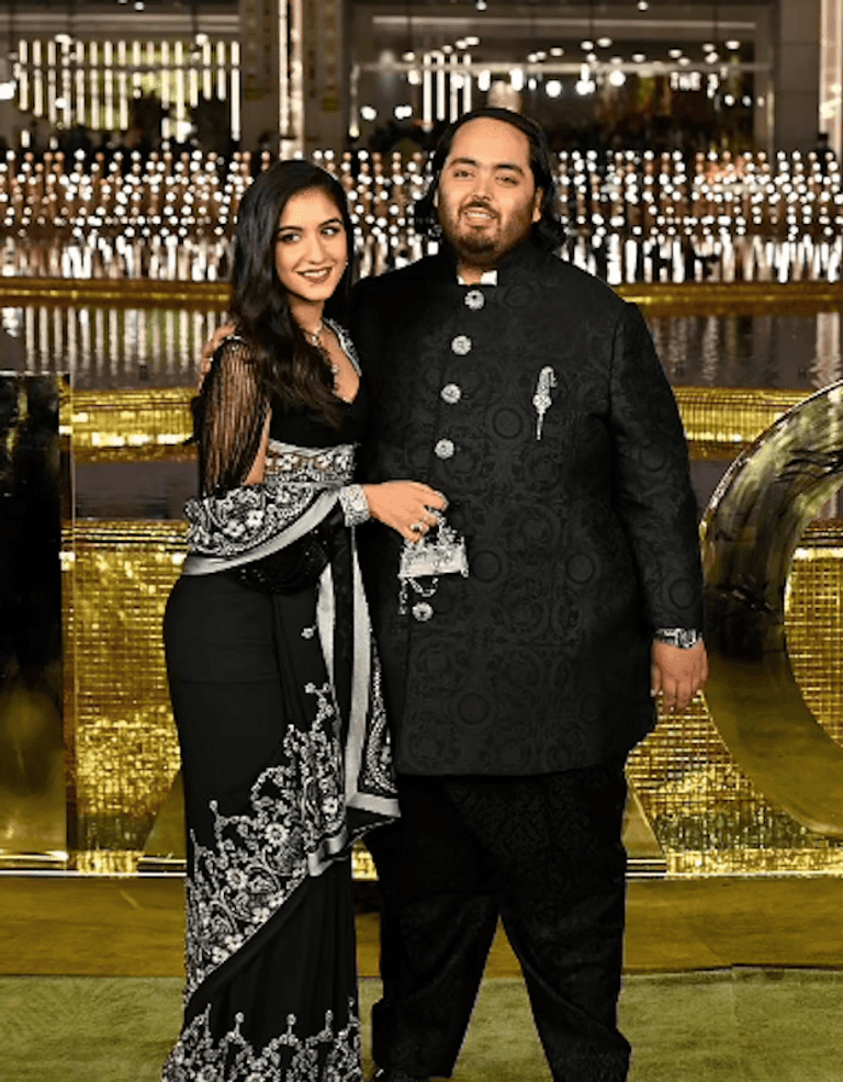 العروسان الهنديان وسط عائلتيهما