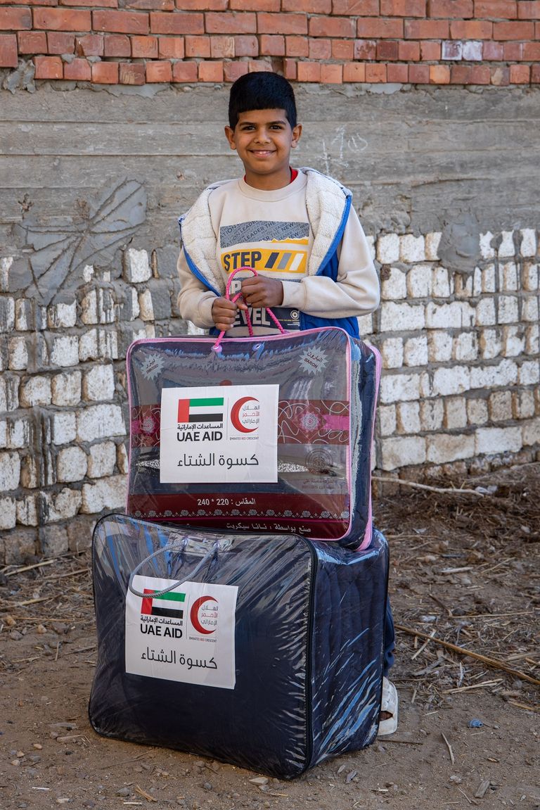 الهلال الأحمر الإماراتي يوزع كسوة الشتاء على المستفيدين في مصر