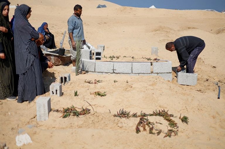 أحمد يجهز قبرا جديدا