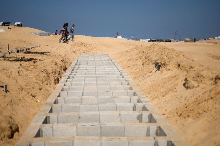 أحمد يجهز قبرا جديدا