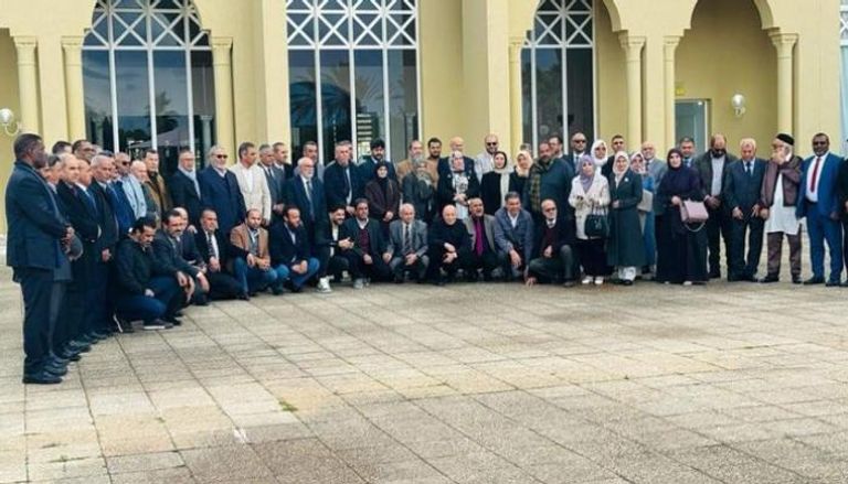أعضاء مجلسي النواب والأعلى للدولة في صورة جماعية بعد لقاء تونس