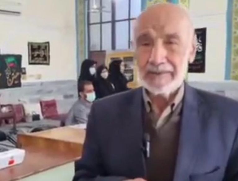 ناخبة إيرانية بأحد مراكز الاقتراع