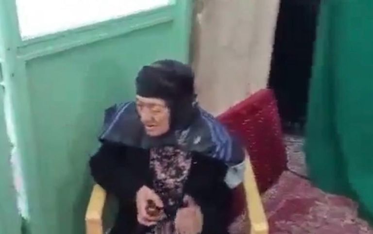 ناخبة إيرانية بأحد مراكز الاقتراع