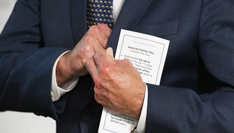 بايدن يحمل بطاقة ملاحظات الرئيس الأمريكي كالفين كوليدج يتحدث من ورقة الملاحظات